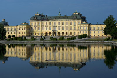 スウェーデン王宮に「お化け」が出没、王妃がテレビ番組で証言