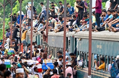 【今日の1枚】超満員の帰省列車 バングラデシュ