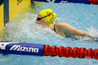 キャンベル 女子50メートル自由形予選をトップで通過