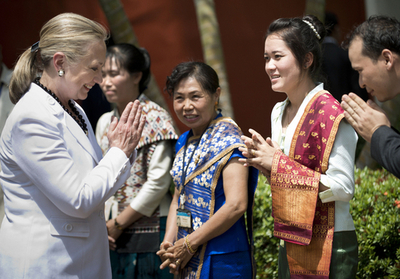 ベトナム戦争の残留不発弾、被害者にクリントン長官が面会 ラオス