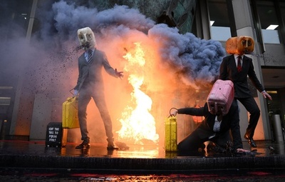 液体ブシューッ！ ポリタンクかぶって化石燃料使用に抗議 英ロンドン