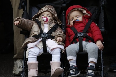 モナコ大公一家も温暖化対策デモ、双子の公子公女の姿も