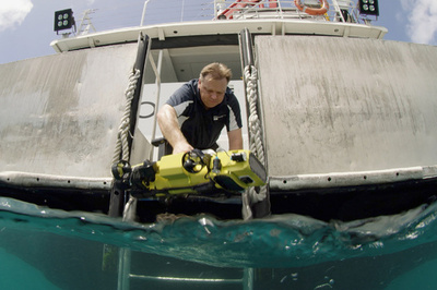 サンゴ礁をオニヒトデから守る、世界初の潜水ロボット登場