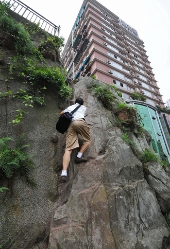 毎日がロッククライミング？道ふさがれ崖登って帰宅