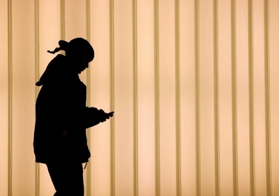 横断中の電子機器使用禁止法案を提案、米ニューヨーク州議