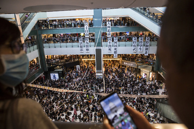 香港の民主派デモ、ショッピングモール前で機動隊と衝突