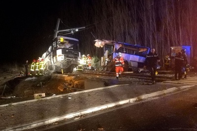 スクールバスに列車衝突、生徒4人死亡 南仏