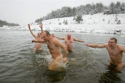 雪のなか厳寒の川に全裸で「ドボン」、ベラルーシ