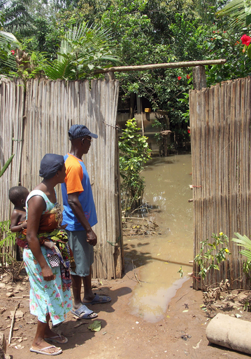 中央・西アフリカ大洪水　仏軍ヘリコプターが救援物資を輸送