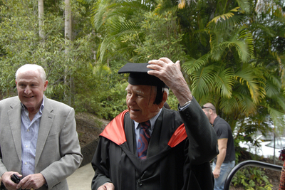 豪97歳男性が修士号、史上最高齢か 「頭を活発にしておくのが好き」