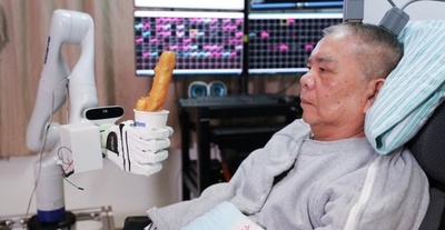 四肢麻痺の72歳の患者、「念力」でコーラを飲み麻雀を打つ 中国初