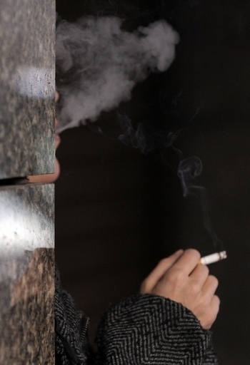 禁煙ビルでこっそり喫煙、通報者に報奨金6万円 スウェーデン