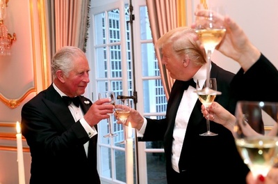 訪英中のトランプ氏、チャールズ皇太子やメイ首相招き夕食会