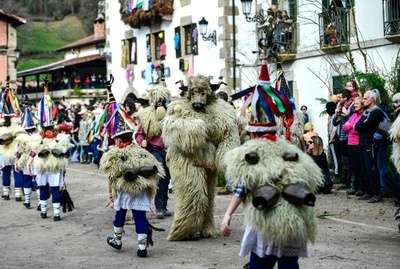 鈴を背負って農業と牧羊業の繁栄願う スペイン北部でカーニバル