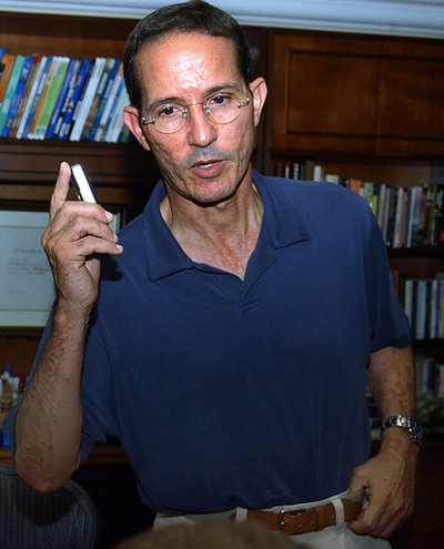 兄弟が右派民兵組織と癒着、外相が辞任 - コロンビア