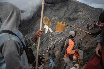 【今日の1枚】火口の急斜面、供物を得るのも命懸け インドネシア