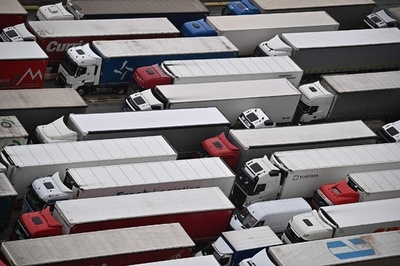 英トラック立ち往生、運転手全員に迅速簡易検査へ 仏と合意