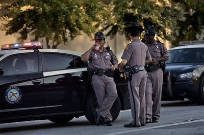 銃乱射事件犠牲者の葬列に車が突っ込む、米オーランド