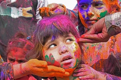ヒンズー教のカラフルな春の祭り「ホーリー」開催