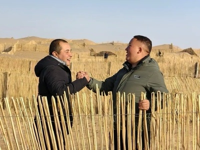 タクラマカン砂漠を「完全包囲」、3046キロの砂漠化対策「緑のベルト」が完成