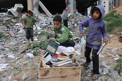 【今日の1枚】書物がまき代わり パレスチナ自治区