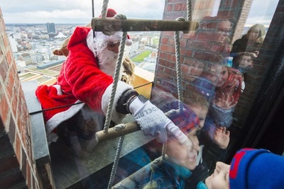 展望台の外から「メリークリスマス！」、独高層ビル