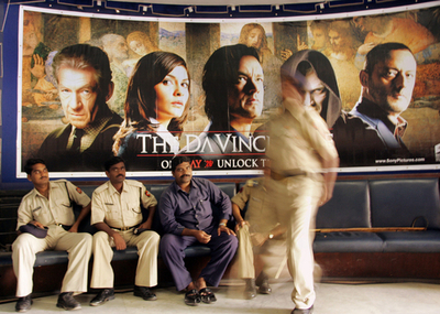 映画「ダ・ヴィンチ・コード」説明付きで上映が始まる - インド