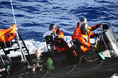 シー・シェパード、酪酸入り瓶を発射 3人軽傷