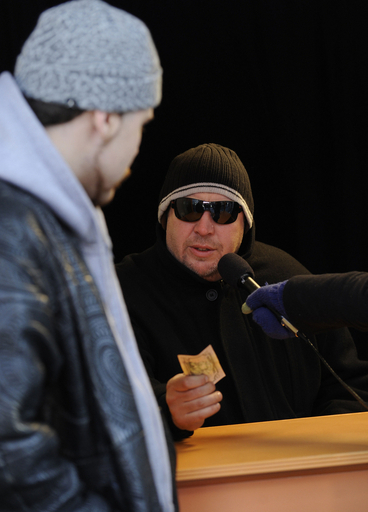 人びとに現金を配る謎の人物「ベイルアウト・ビル」、NYに登場