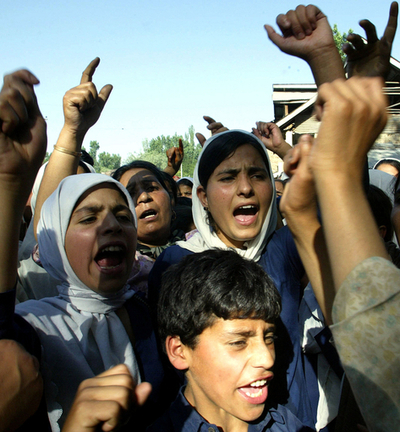 国軍兵士による少女への性的暴行に抗議デモ - インド