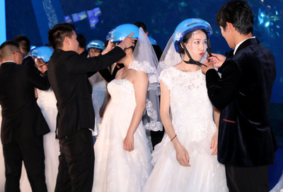 【写真特集】消防士、デリバリースタッフ、建築作業員らが職域結婚式