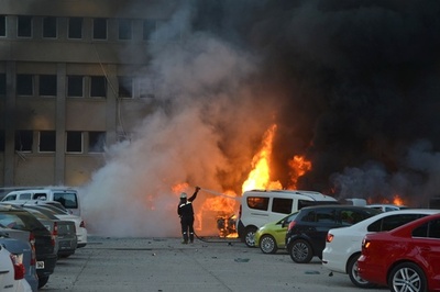 トルコ南部で自動車爆弾が爆発、18人が死傷 自治体建物も被害