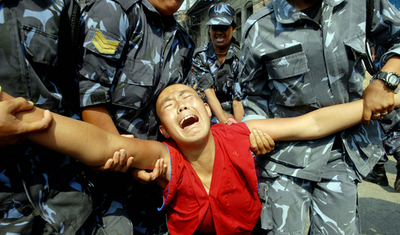 ネパールで反中抗議デモ、チベット人約100人拘束