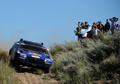 サインツ 第2ステージ制し首位に、ダカールラリー