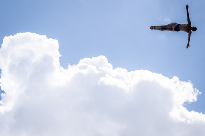 【今日の1枚】空に浮かぶ、世界水泳ハイダイビング