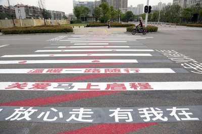 「僕がいるから安心して」、路上で優しくささやくメッセージ 武漢