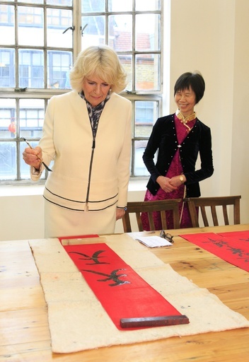 英皇太子夫妻、春節のチャイナタウンを訪問