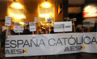 セクシーな尼僧の写真展に抗議殺到、スペイン