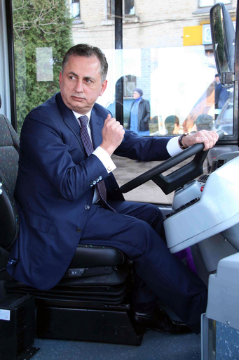 ウクライナ副首相、サッカー欧州選手権用バスでパトカーに衝突