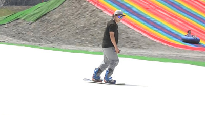 冬を待てない人たち、夏の装いでスキー体験 新疆ウイグル自治区