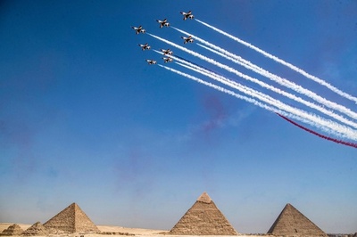 ピラミッド上空でエアショー、韓国空軍も合流 エジプト