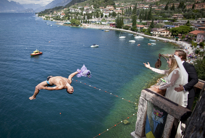 花嫁のブーケを豪快ダイビングキャッチ、イタリア