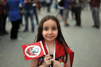 催涙ガス飛び交うトルコ、政府「二流の民主国家ではない」