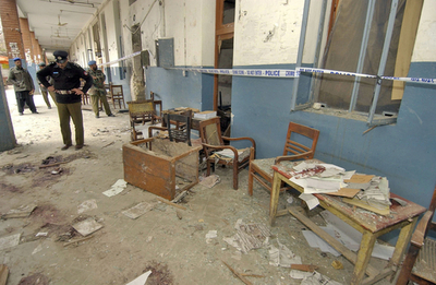 裁判所で自爆攻撃、16人死亡 - パキスタン