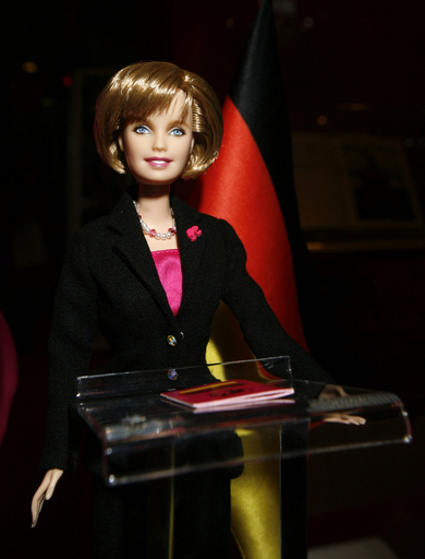 メルケル独首相がモデルのバービー人形