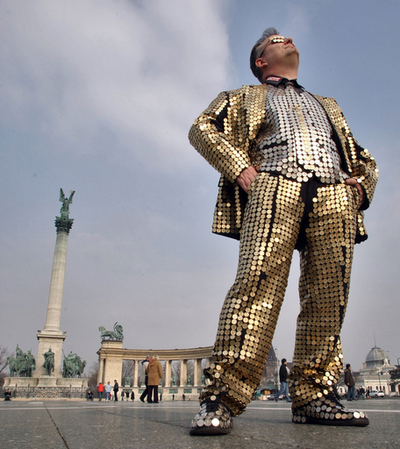 全身コインでキメました、ハンガリー芸術家