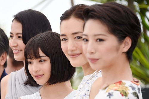 【写真特集】『海街diary』上映、綾瀬さんらレッドカーペットに カンヌ 【写真特集】『海街diary』上映、綾瀬さんらレッドカーペットに カンヌ