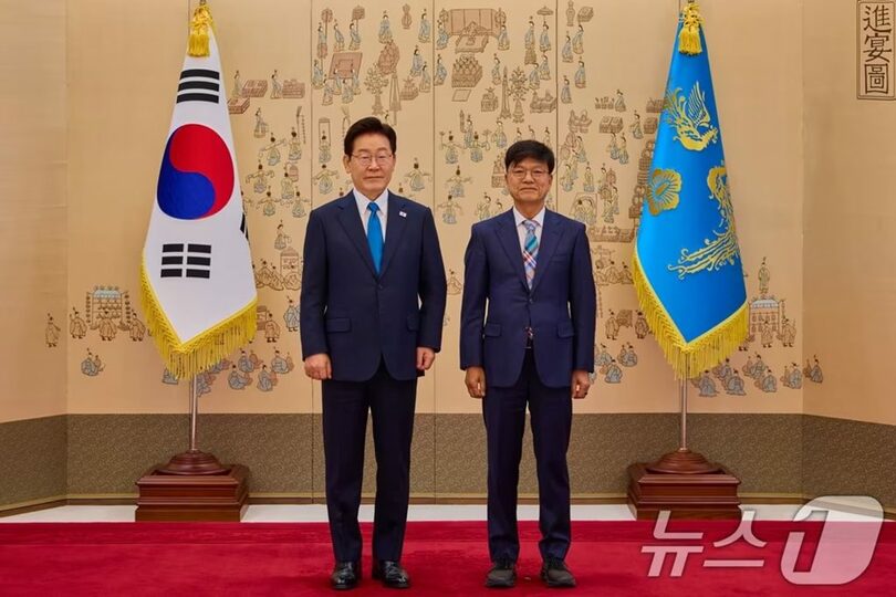 イ・ジェミョン（李在明）大統領との写真撮影に臨むイ・ビョンテ氏＝青瓦台(c)news1