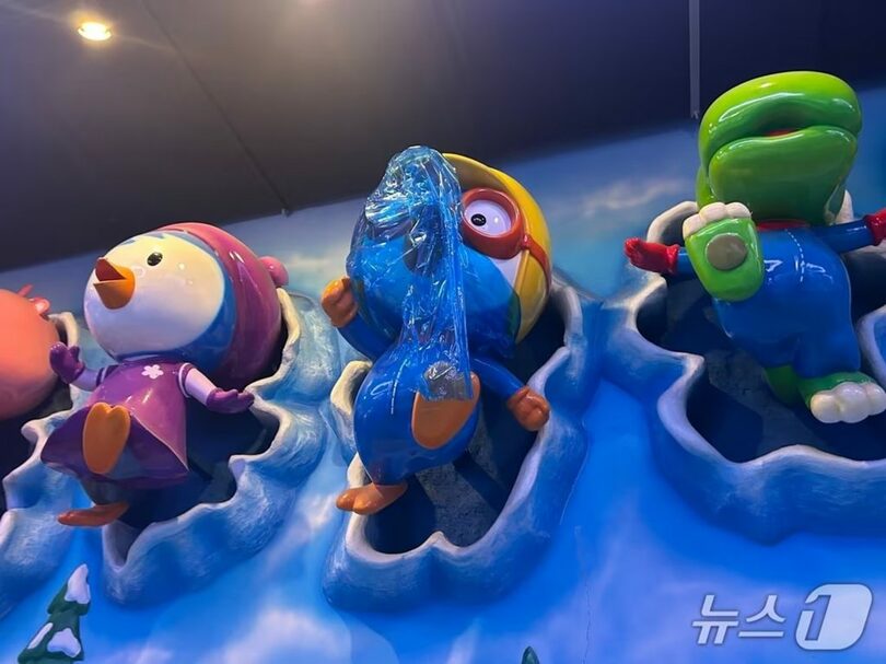 韓国・済州島西帰浦市の「ポロロ＆タヨ テーマパーク済州」で、顔を隠されたキャラクター＝2026年9月14日、読者提供(c)news1