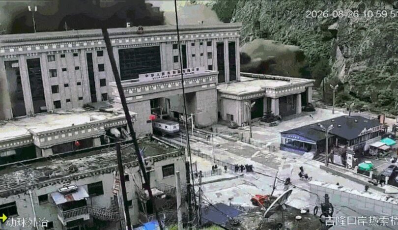 26日、ネパール北部と中国チベット自治区との国境地帯を襲った大規模な鉄砲水＝SNS「X」(c)news1